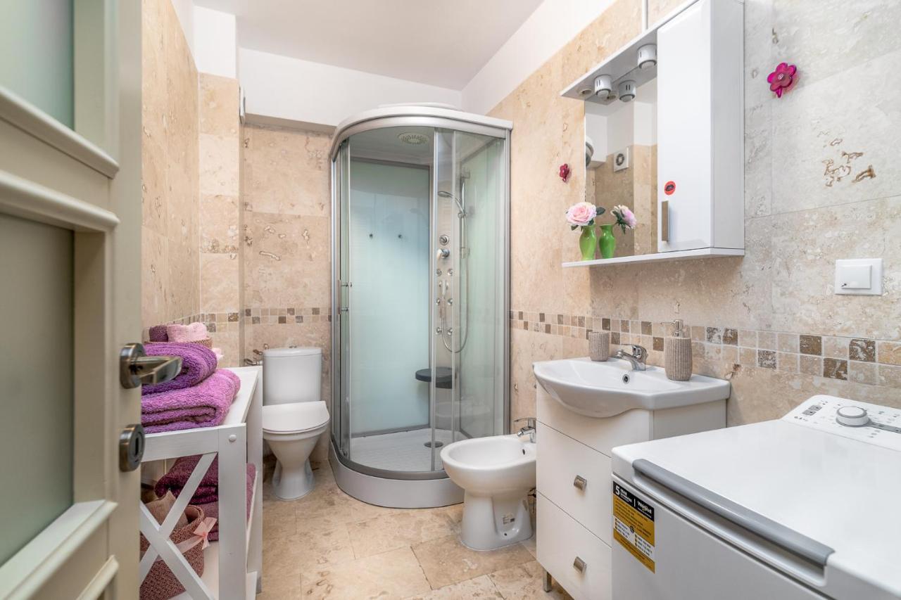 Dreamgarden Airport Apartment & Secure Parking & Airport Shuttle Iasi Exterior photo